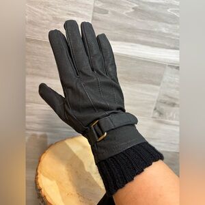 3/30$ Soft black leather gloves size medium - interior lining, new with tags!